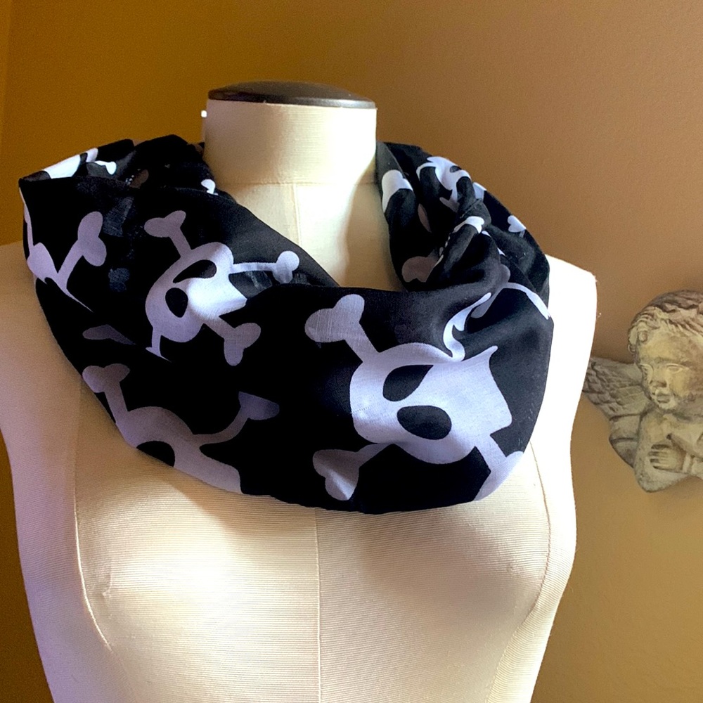Skulls women’s skull scarf 🧣 Halloween accessories écharpe unisex nwt